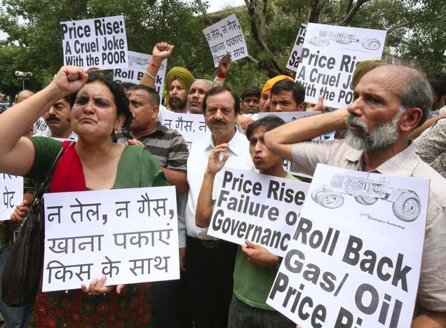 Jan Manch activists shout slogans against price hike