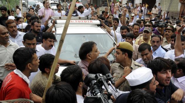 Protesting Anna arrest in various cities of India -Delhi, మయూర్ విహార్