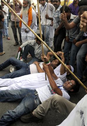 Protesting Anna arrest in various cities of India -Delhi, రాస్తారోకో