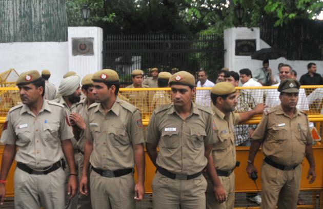 Protesting Anna arrest in various cities of India -Delhi, పోలీసుల సమీకరణ