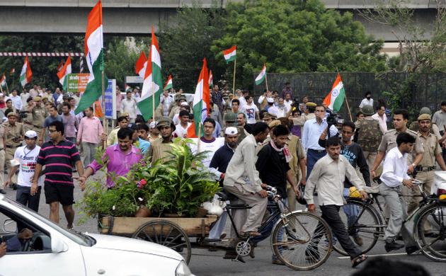 Protesting Anna arrest in various cities of India -Delhi, Rasta Roko