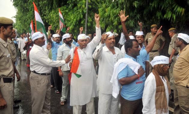 Protesting Anna arrest in various cities of India -Delhi, Supporters courting arrest