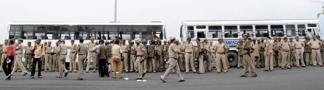 Protesting Anna arrest in various cities of India - Police personnel, Delhi