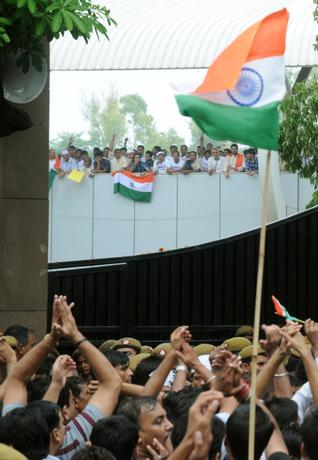 Anna supporters arrive to ourt arrest in Delhi