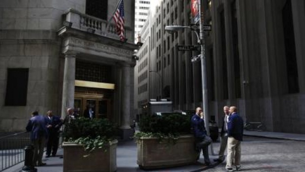 Traders-outside-New-York-Stock-Exchange