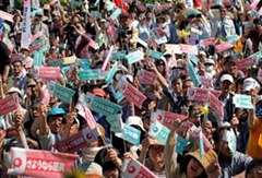 Thousands march Japan shuts off Nuclear power
