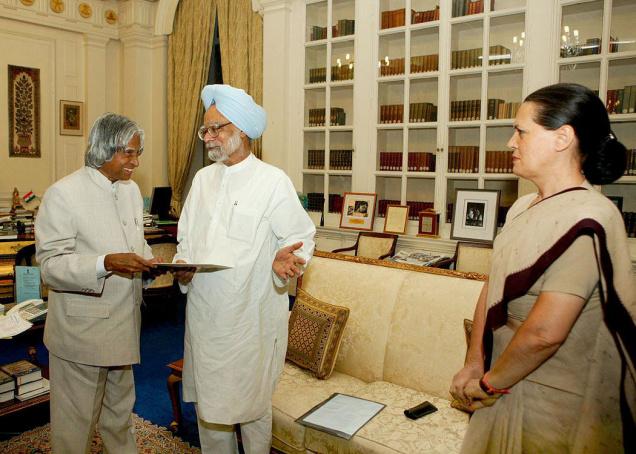 Manmohan, with Sonia claims to form government in 2004