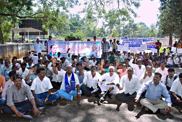 అగ్రకుల దాడిపై దళిత సంఘాల ఆందోళన