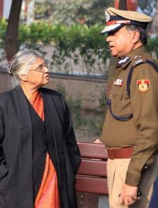 షీలాతో ఢిల్లీ పోలీస్ కమిషనర్ నీరజ్ కుమార్ (ఫొటో: ది హిందూ)