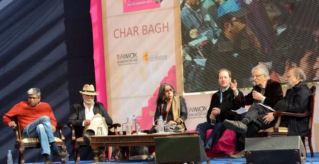 జైపుర్ లిట్ ఫెస్ట్ వేదికపై అశుతోష్ (ఎడమ చివర), ఆశిష్ నంది (కుడి చివర)