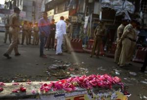 దుర్ఘటన స్ధలంలో పూలతో మృతులకు నివాళి -ఫొటో: ది హిందు