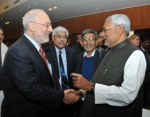 బీహార్ ముఖ్యమంత్రితో జోసెఫ్ స్టిగ్లిట్జ్