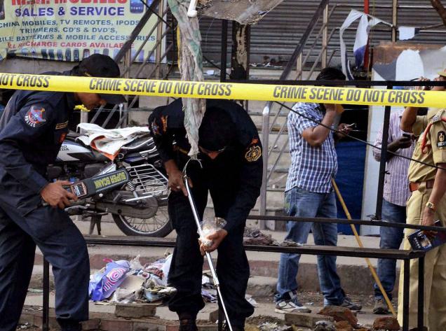 సాక్ష్యాల సేకరనలో ఎన్.ఐ.ఎ బృందం -ఫొటో: ది హిందు