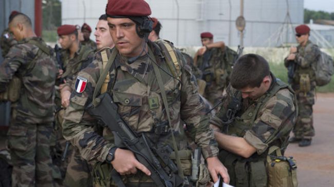 బంగూయి (సెంట్రల్ ఆఫ్రికన్ రిపబ్లిక్ రాజధాని) లోని ఎమ్'పోకో విమానాశ్రయం వద్ద ఫ్రెంచి సేనలు