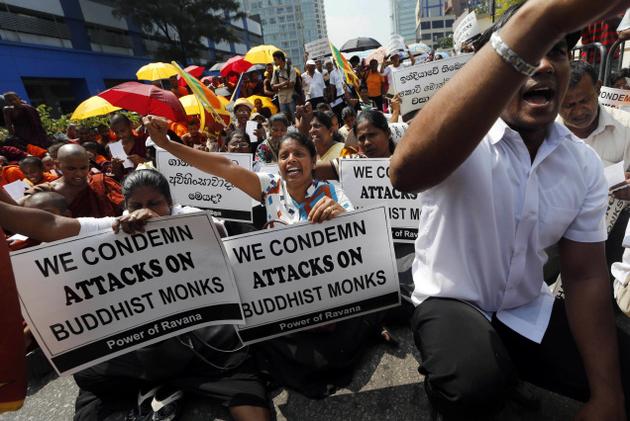 తమిళనాడులో శ్రీలంక బౌద్ధ సన్యాసిపై జరిగిన దాడిని నిరసిస్తూ భారత రాయబార కార్యాలయం ముందు ఆందోళన చేస్తున్న రావణ ఫోర్స్ కార్యకర్తలు -ది హిందు
