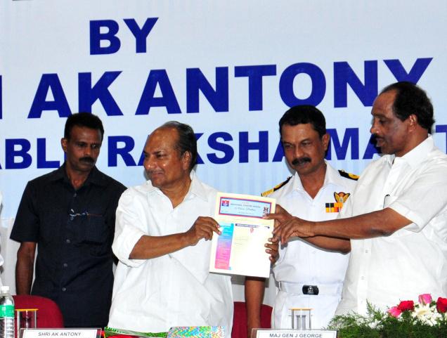 నౌకాదళ విశ్రాంత ఉద్యోగులకు ఆరోగ్య సేవల పధకం ప్రారంభిస్తున్న ఎ.కె.ఆంటోని