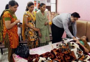 సరబ్ కూతుళ్లు, భార్య, సోదరి(బెడ్)