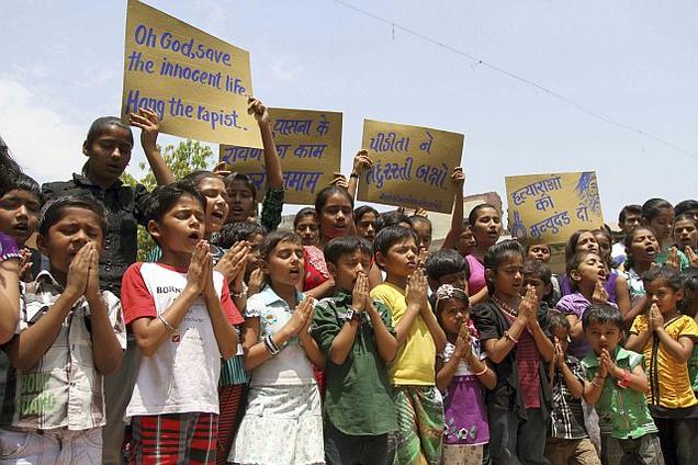 పాప కోలుకోవాలని ప్రార్ధిస్తున్న ఢిల్లీ స్కూల్ విద్యార్ధులు