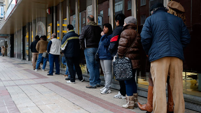 బర్గోస్ (స్పెయిన్)లో ఉపాధి కార్యాలయం ముందు నిరుద్యొగుల క్యూ