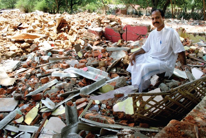 కూల్చివేసిన ఆశ్రమం వద్ద హిమాంషు కుమార్