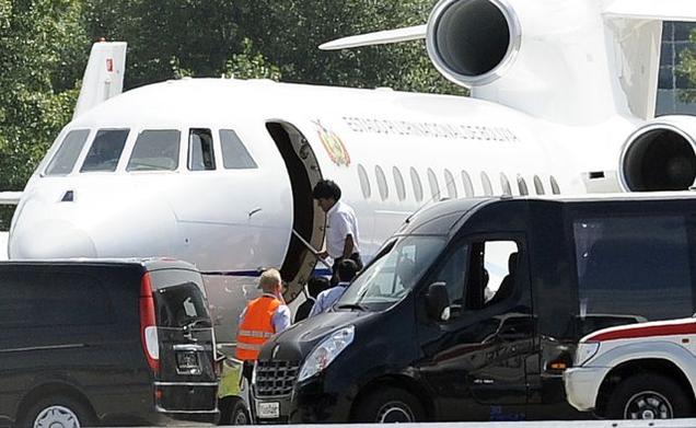 వియన్నా విమానాశ్రయంలో తనిఖీ అనంతరం బయలుదేరుతున్న ఇవా మొరేల్స్