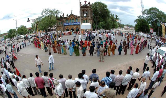 ఒంగోలులో మానవహారం