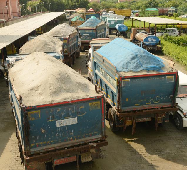 యమన ఒడ్డున సీజ్ చేసిన అక్రమ ఇసుక