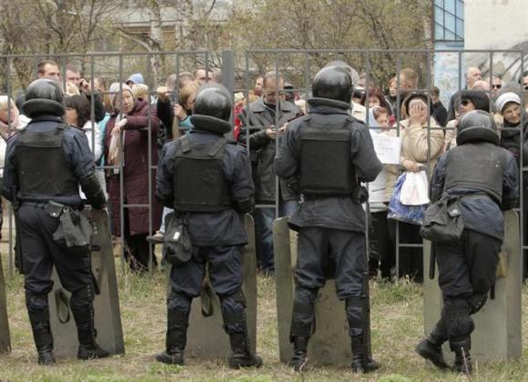 Supporters of the detained pro-Russian protesters gather in front of the court building in Kharkiv, April 9, 2014. REUTERS/Stringer