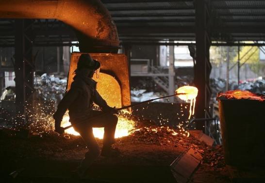 A labourer works inside a steel factory on the outskirts of Jammu January 2, 2014.  REUTERS/Mukesh Gupta/Files