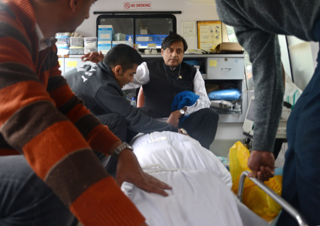 New Delhi, 18/01/2014: Union Minister Shashi Tharoor along with his son inside the ambulance with Sunanda Pushkar's body in New Delhi on Saturday. Photo: S_Subramanium