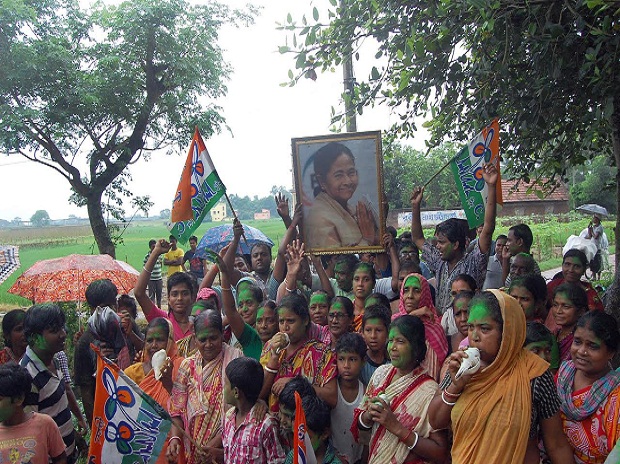 Singur villagers celebrate Court judgement